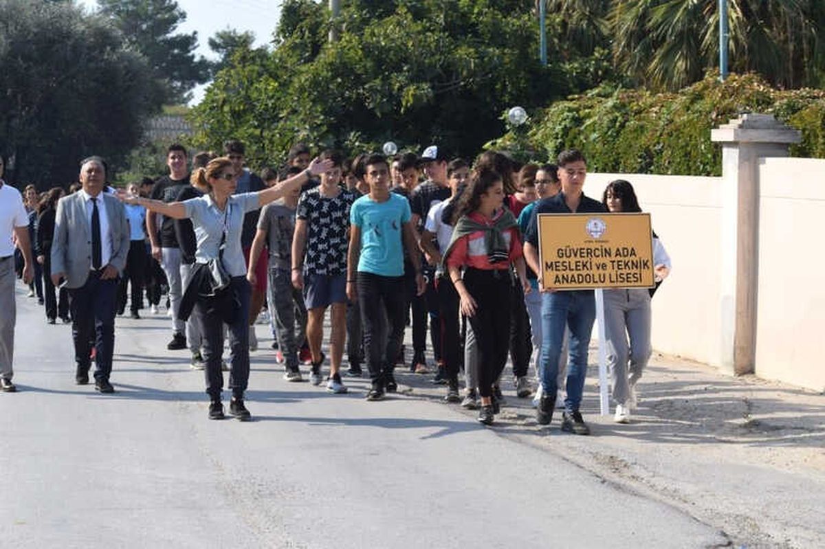 Liseli Gençler Hem Hareket Etti Hem de Çevre Temizliği Yaptı