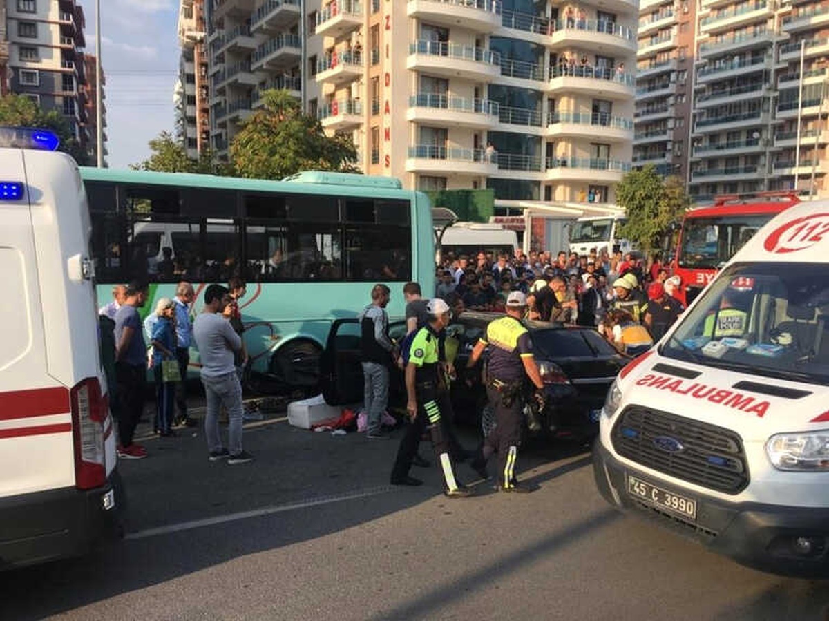 Manisa\'da Zincirleme Kaza: 5 Yaralı