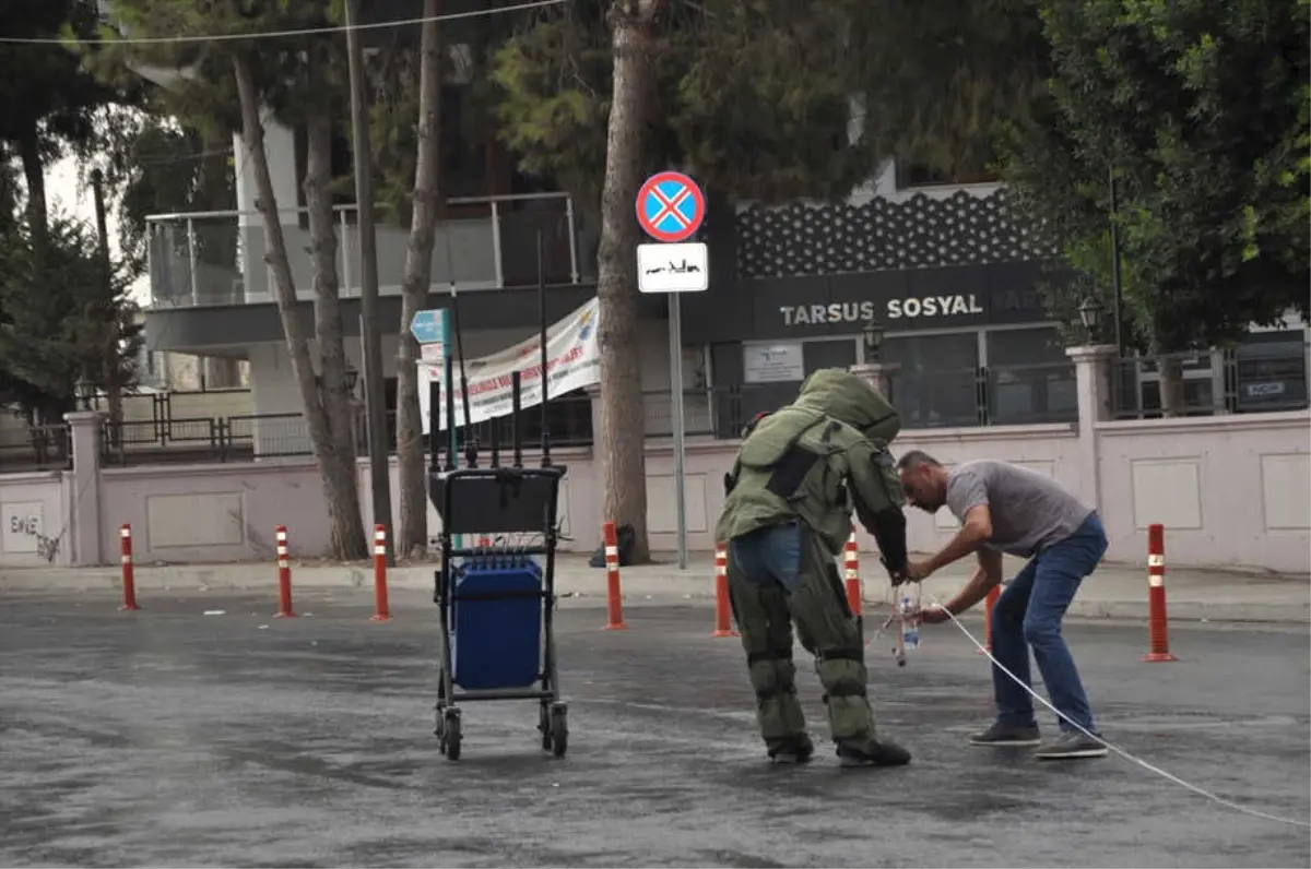 Mersin\'de Şüpheli Çanta Fünyeyle Patlatıldı