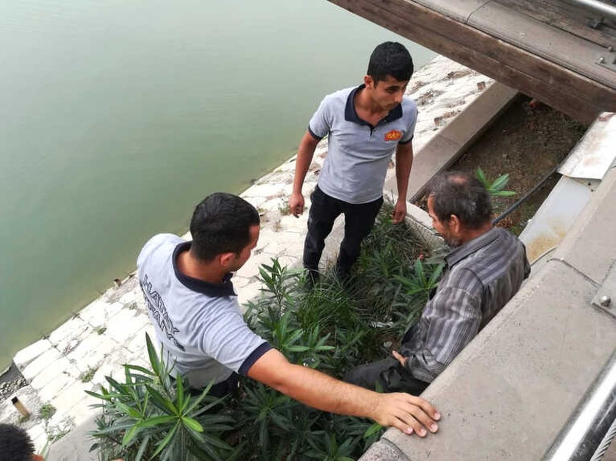 Oltasını Almak İçin Asi Nehri\'ne İndi