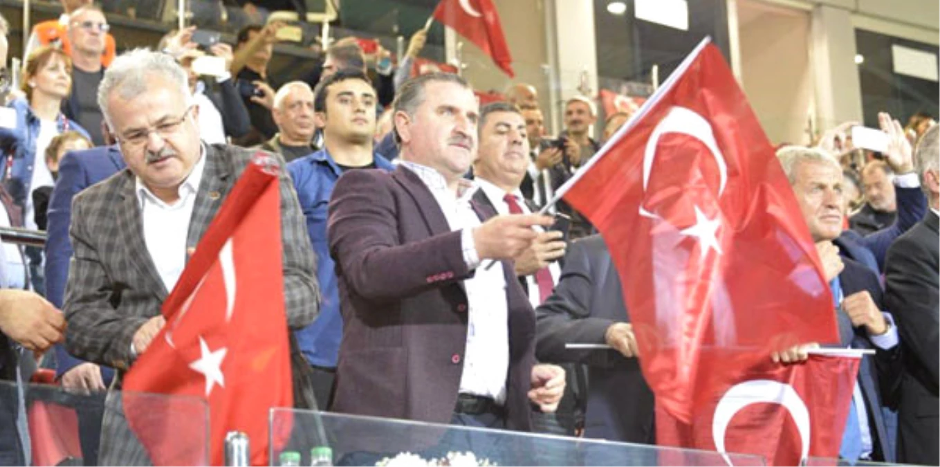 Osman Aşkın Bak: "Gençler İyi Mücadele Ediyor"
