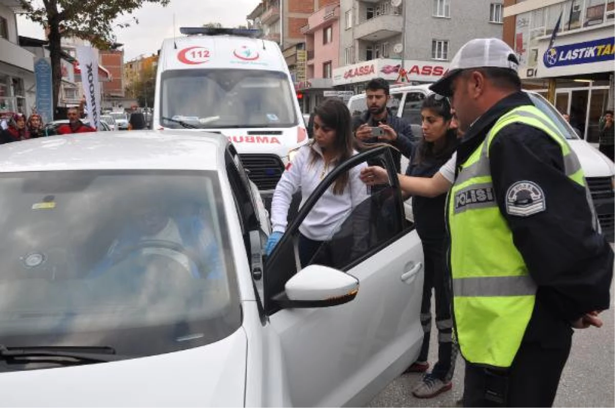 Otomobilinde Uyuyakalan Sürücü Güçlükle Uyandırıldı
