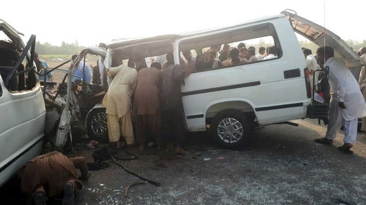 Pakistan\'da Trafik Kazası: 7 Ölü, 10 Yaralı