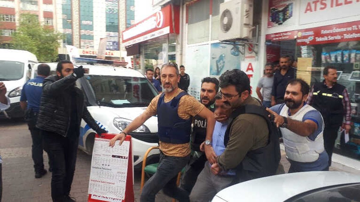 Pencereden Dışarıya Rastgele Ateş Eden Şahsın İş Yerine Operasyon Düzenlendi