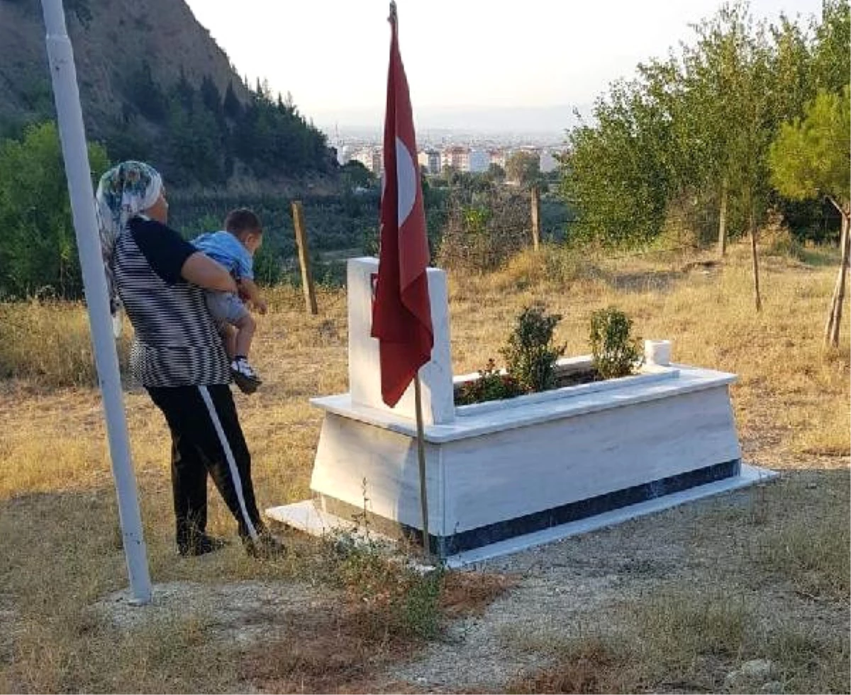 Şehit Oğlu Hiç Görmediği Babasının Mezar Taşındaki Fotoğrafını Öptü