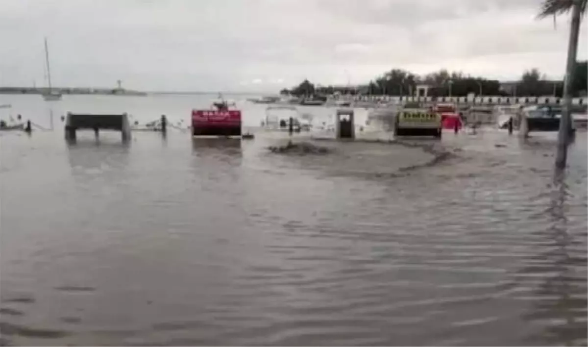 Silivri\'de Sahil Yolu Sular Altında Kaldı