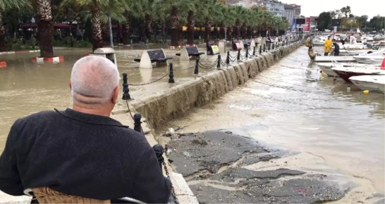 Kuvvetli Yağış, Silivri Sahilinde Sele Yol Açtı