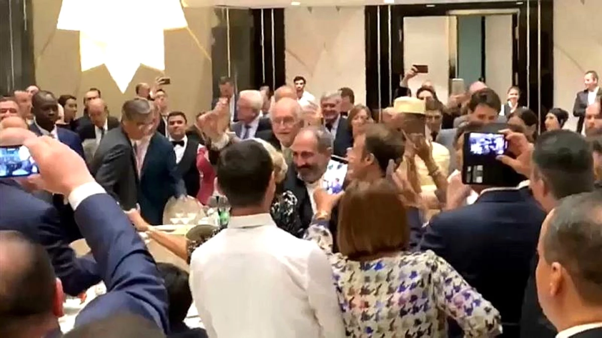 Video - Macron ile Paşinyan Frankofoni Zirvesi\'nde Karşılıklı Oynadı