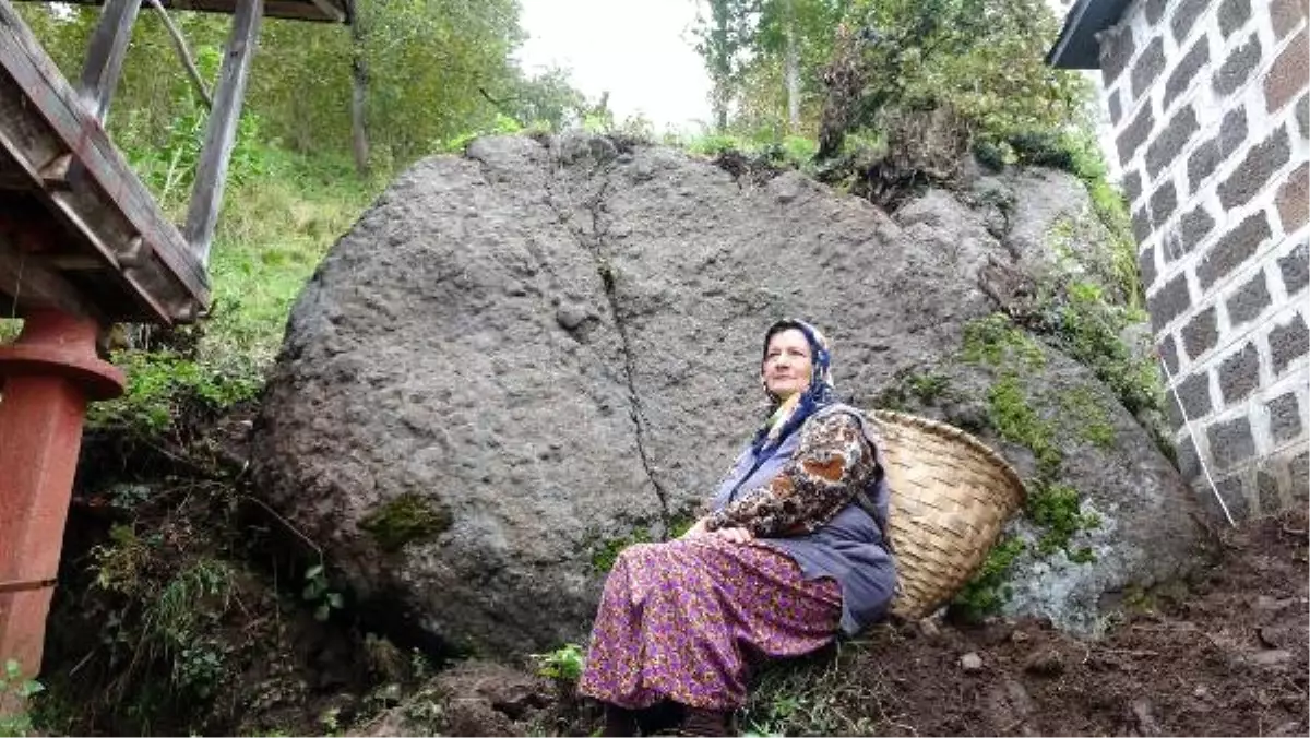 Yamaçtan Kopan Dev Kaya, Evin Yanına Düştü, Faciadan Dönüldü