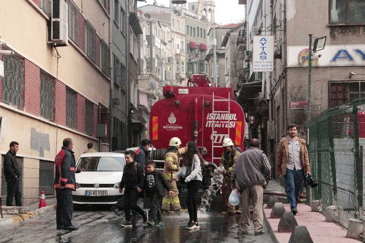 Beyoğlu\'nda İşyeri Yangını