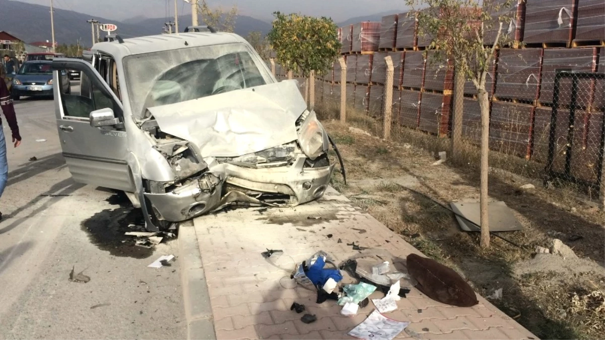 Erzincan\'da Trafik Kazası: 5 Yaralı