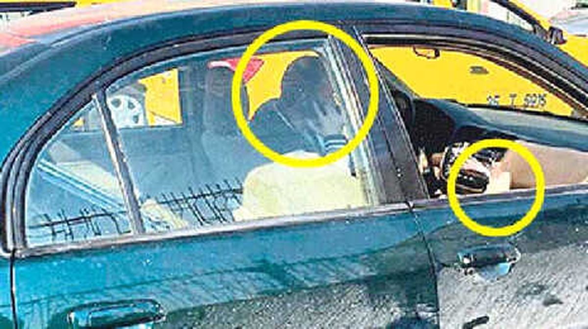 Alçılı Ayağıyla Araba Kullanan Sürücüyü Görenler Şaştı Kaldı