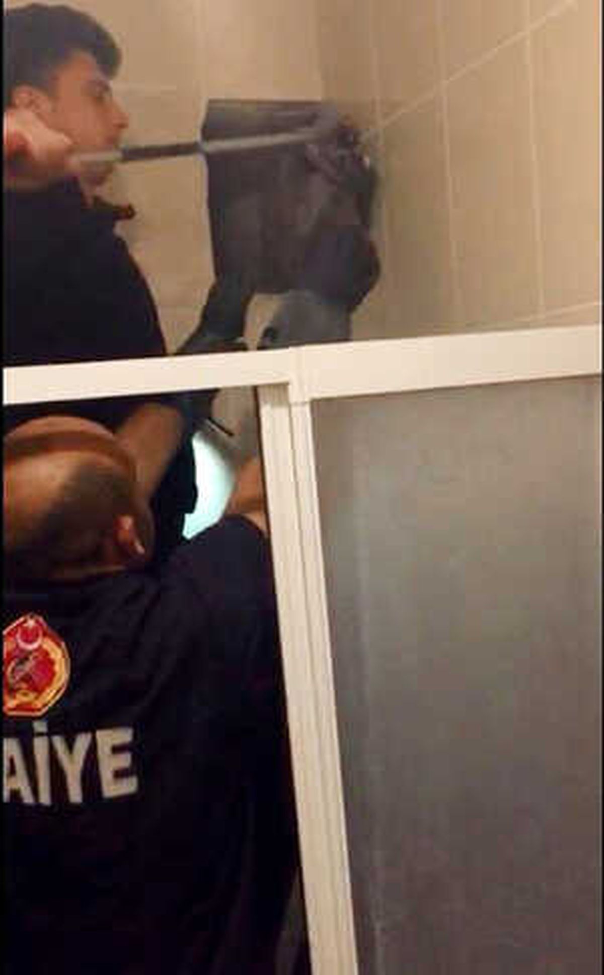 Havalandırma Boşluğuna Düşen Güvercini İtfaiye Kurtardı
