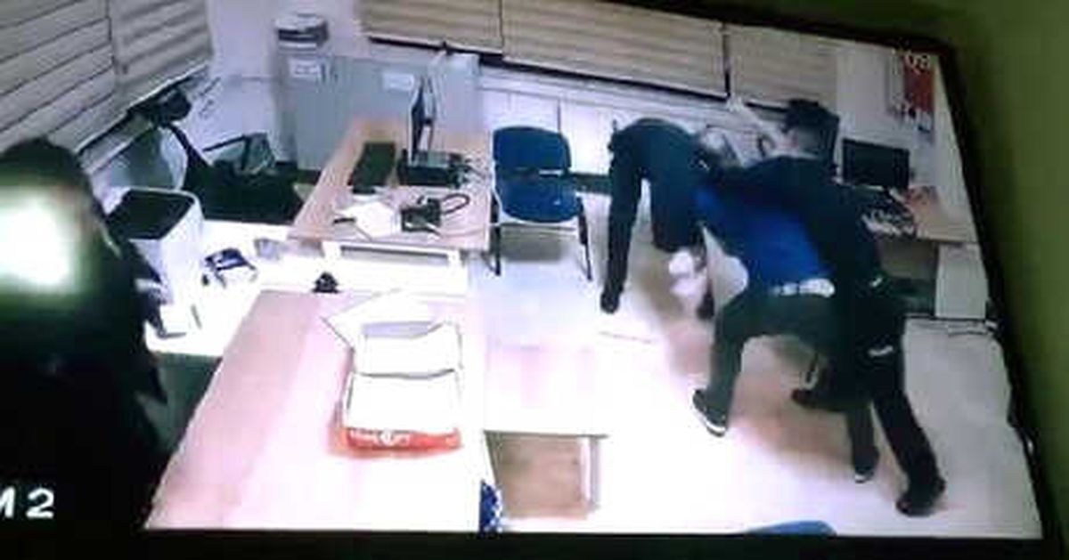 Karakolda Sivil Memurun Polise Demir Çubukla Saldırı Anı Kamerada
