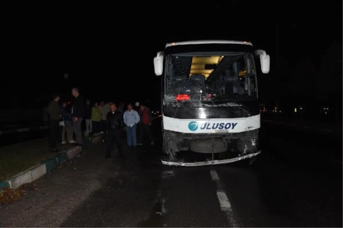 Kütahya\'da, Otobüs, Hafif Ticari Araca Çarptı: 2 Ölü