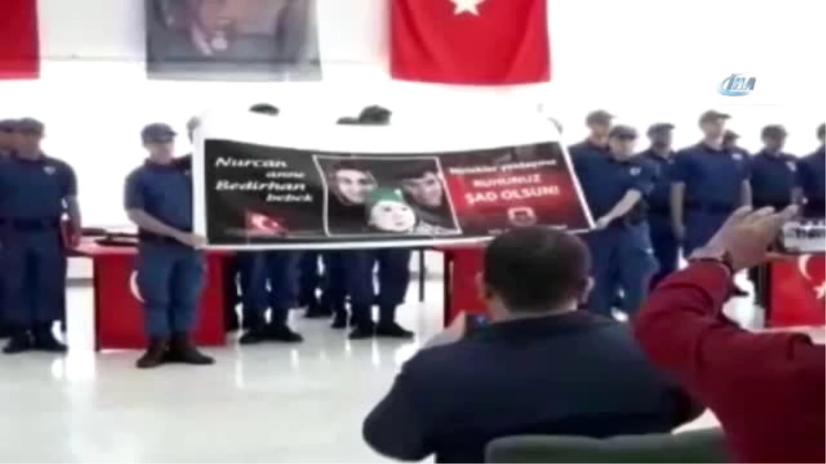 Şehit Anne ve 10 Aylık Bebeğinin Pankartını Açan Askerler Duygusal Anlar Yaşattı