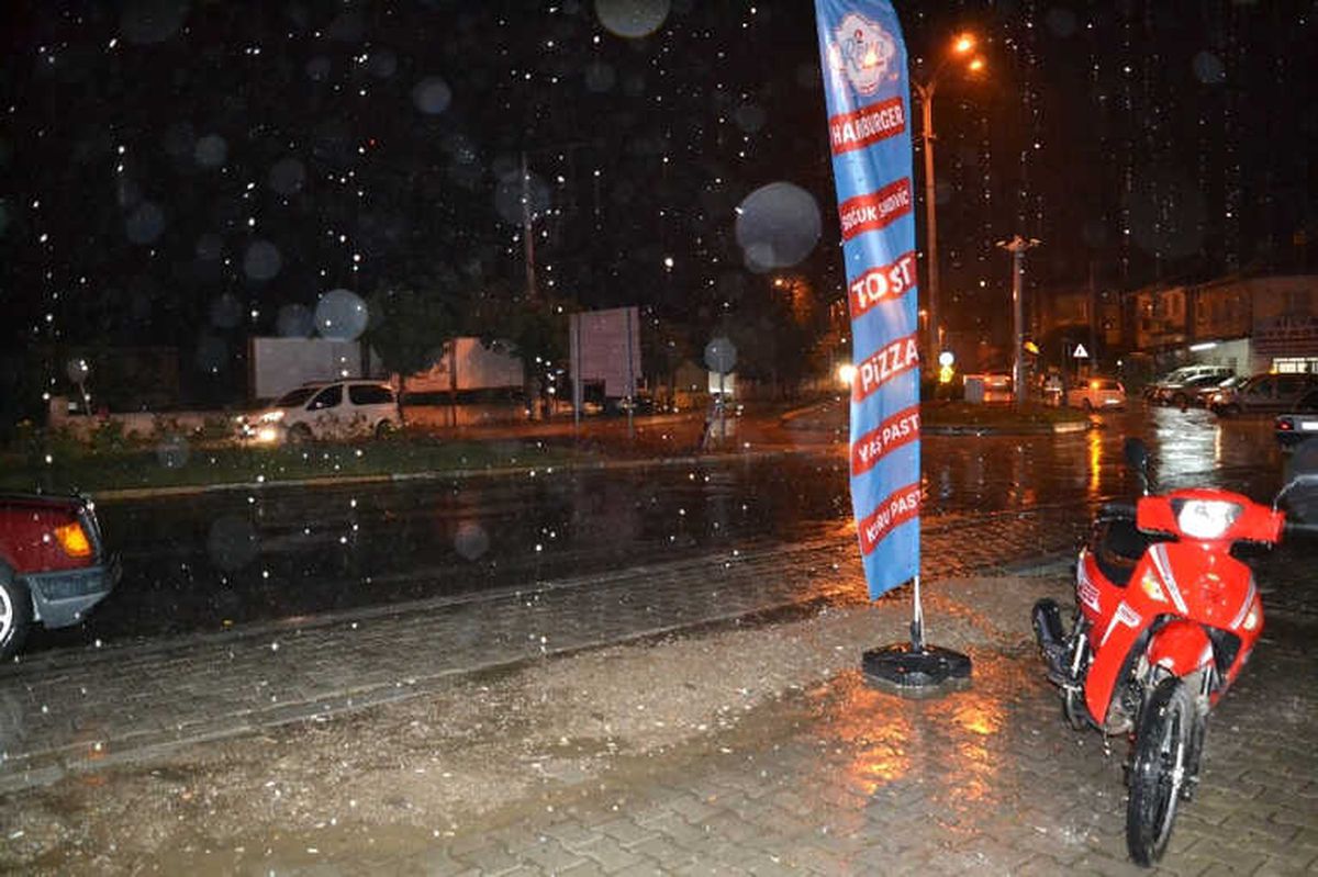 Şuhut\'da Ani Bastıran Yağmur Etkili Oldu