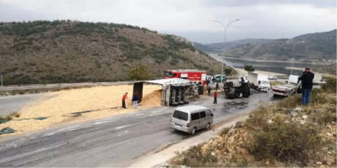 Talaş Yüklü Tır Devrildi; Yol Trafiğe Kapandı