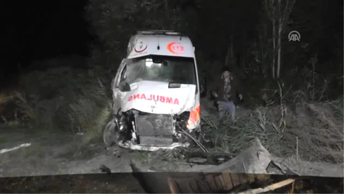 Ambulans Şarampole Devrildi: 4 Yaralı