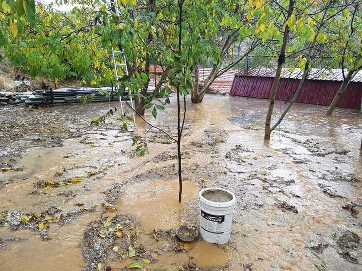 Bolvadin\'de Aniden Bastıran Yağmur ve Dolu Korkuttu