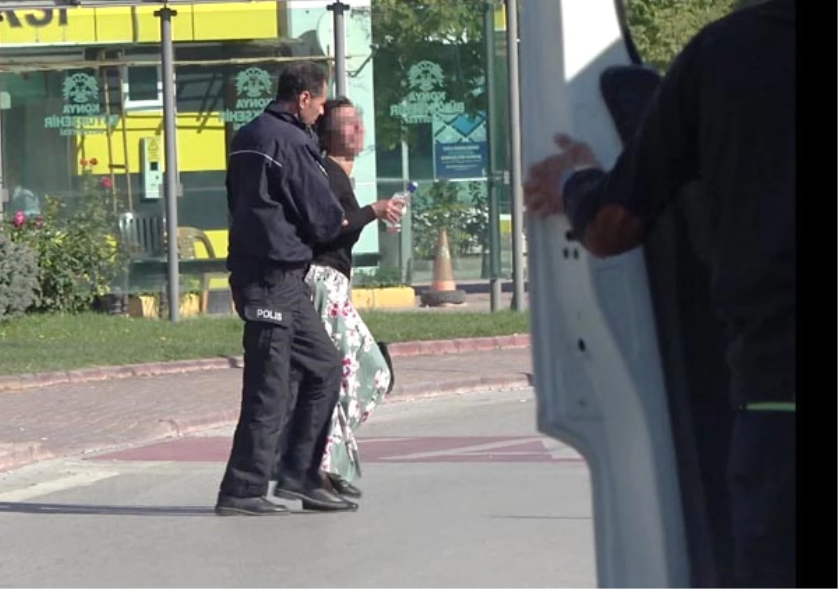 Caddeye Sarhoş İnen Kadın, Polislere Sevgilisini Arattı