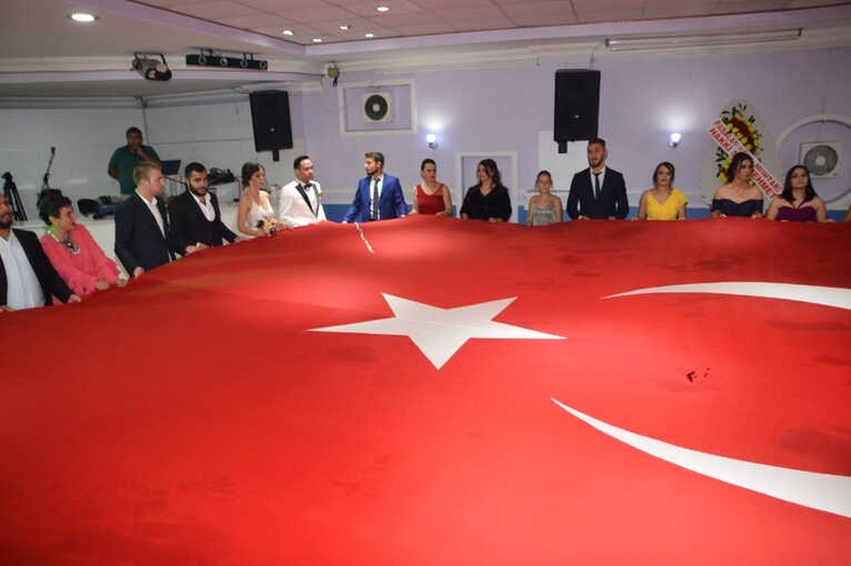 Düğünde Açılan Dev Türk Bayrağı Davetlileri Duygulandırdı