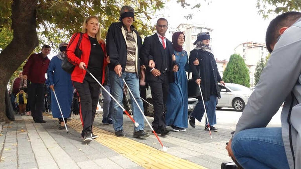 Gözlerinde Siyah Bant, Ellerinde Beyaz Baston ile Yürüdüler
