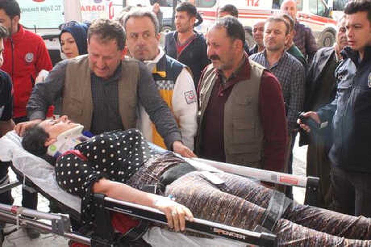 Hafif Ticari Araç, Şarampole Yuvarlandı: 2 Kardeş Öldü, Anne- Baba ve Diğer Çocuklar Yaralı