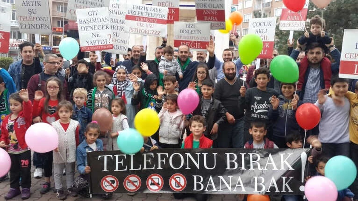 İnegöl\'de Çocuklardan Ailelerin Teknoloji Bağımlılığına Karşı Yürüyüş
