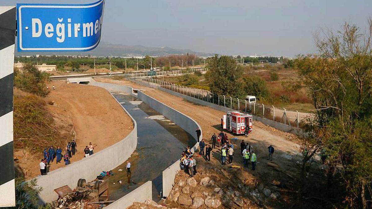 İzmir\'de Göçmenleri Taşıyan Kamyon Devrildi, Çok Sayıda Ölü Var