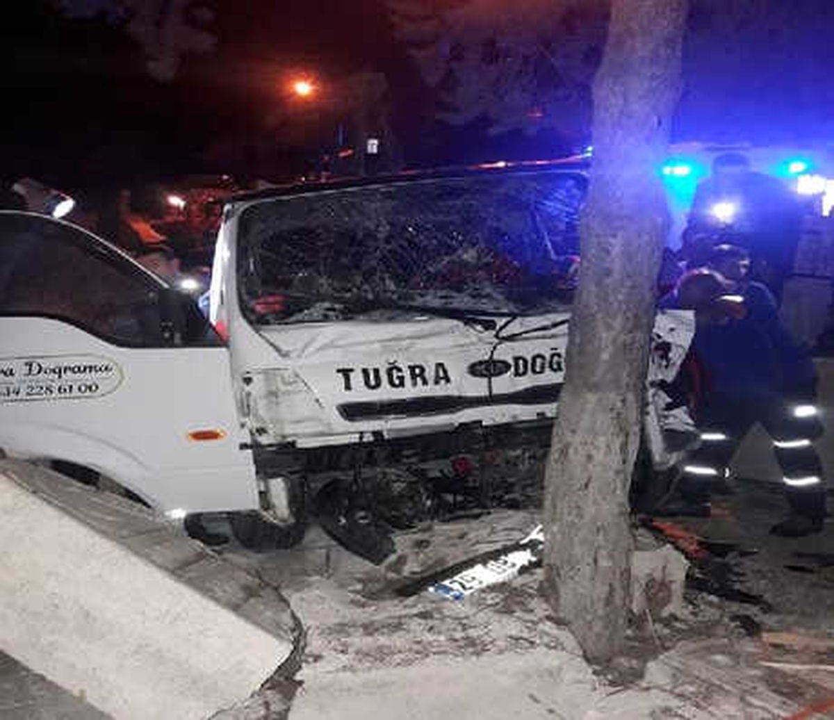 Kamyonet Mezarlık Duvarına Çarptı: 3\'ü Çocuk, 6 Yaralı