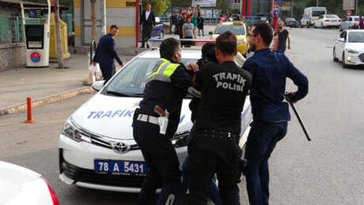 Karabük\'te Laf Atma Kavgası: 1 Yaralı, 4 Gözaltı