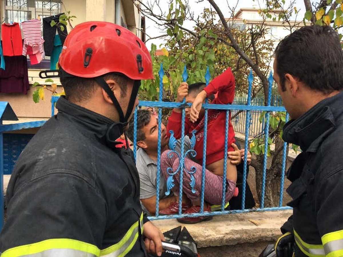 Oyun Oynayan Çocuğun Koluna Korkuluk Demiri Saplandı