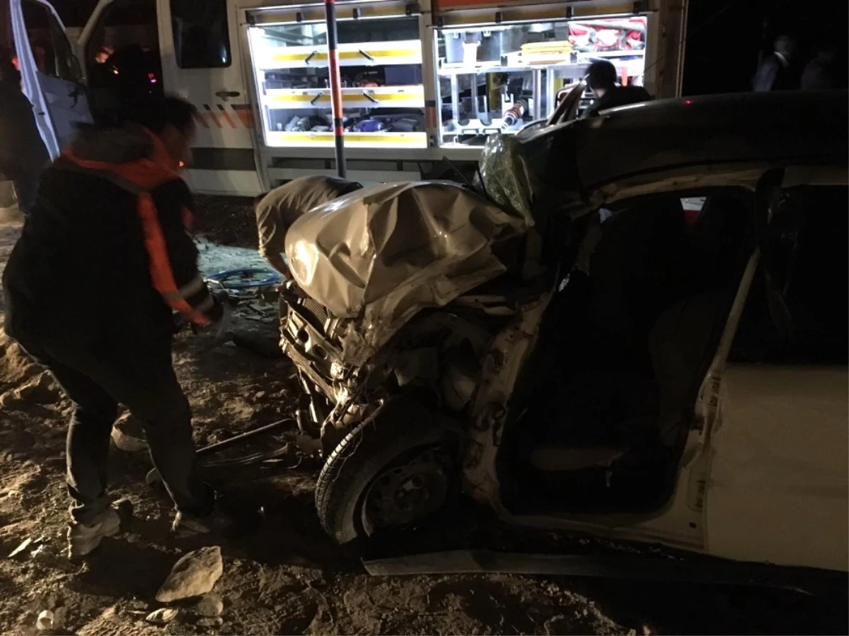 Muş\'ta Trafik Kazası: 2 Ölü, 4 Yaralı