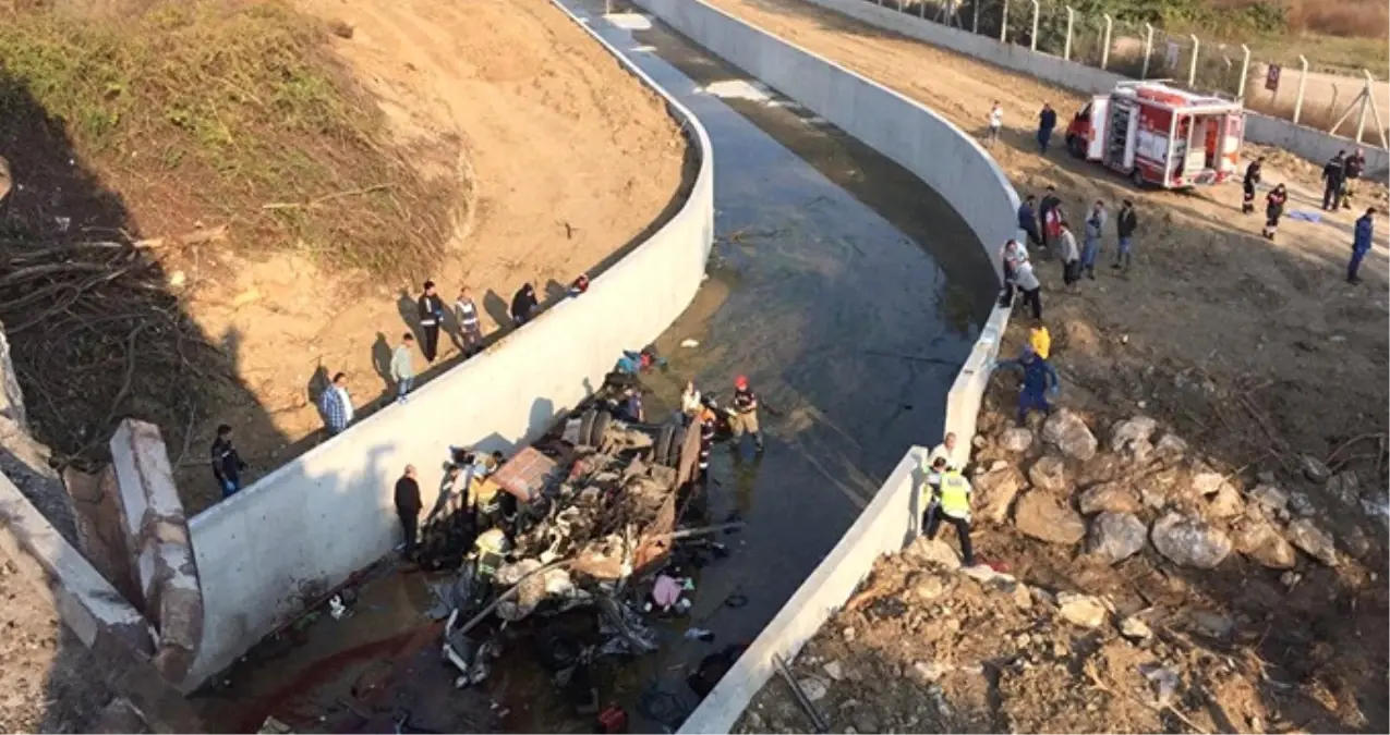 İzmir\'de Göçmenleri Taşıyan Kamyon Devrildi: 22 Ölü, 13 Yaralı