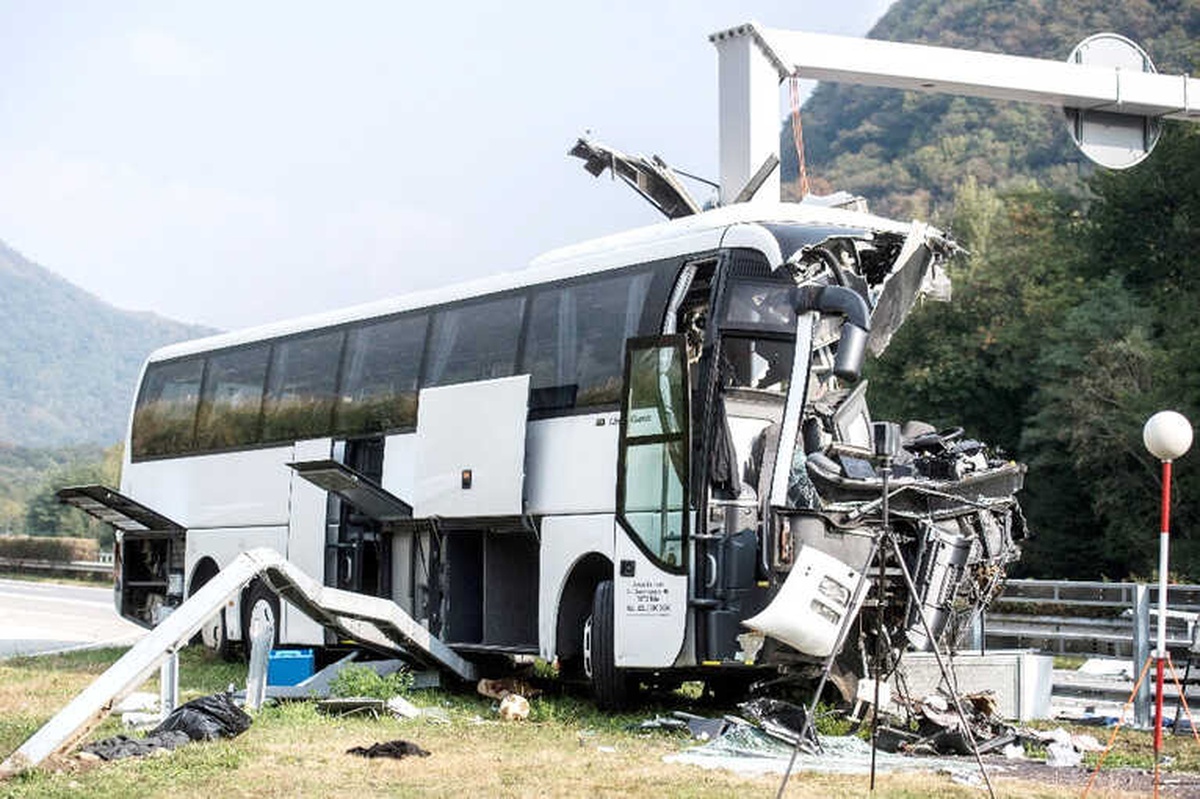 Turist Otobüsü Direğe Çarptı: 15 Yaralı