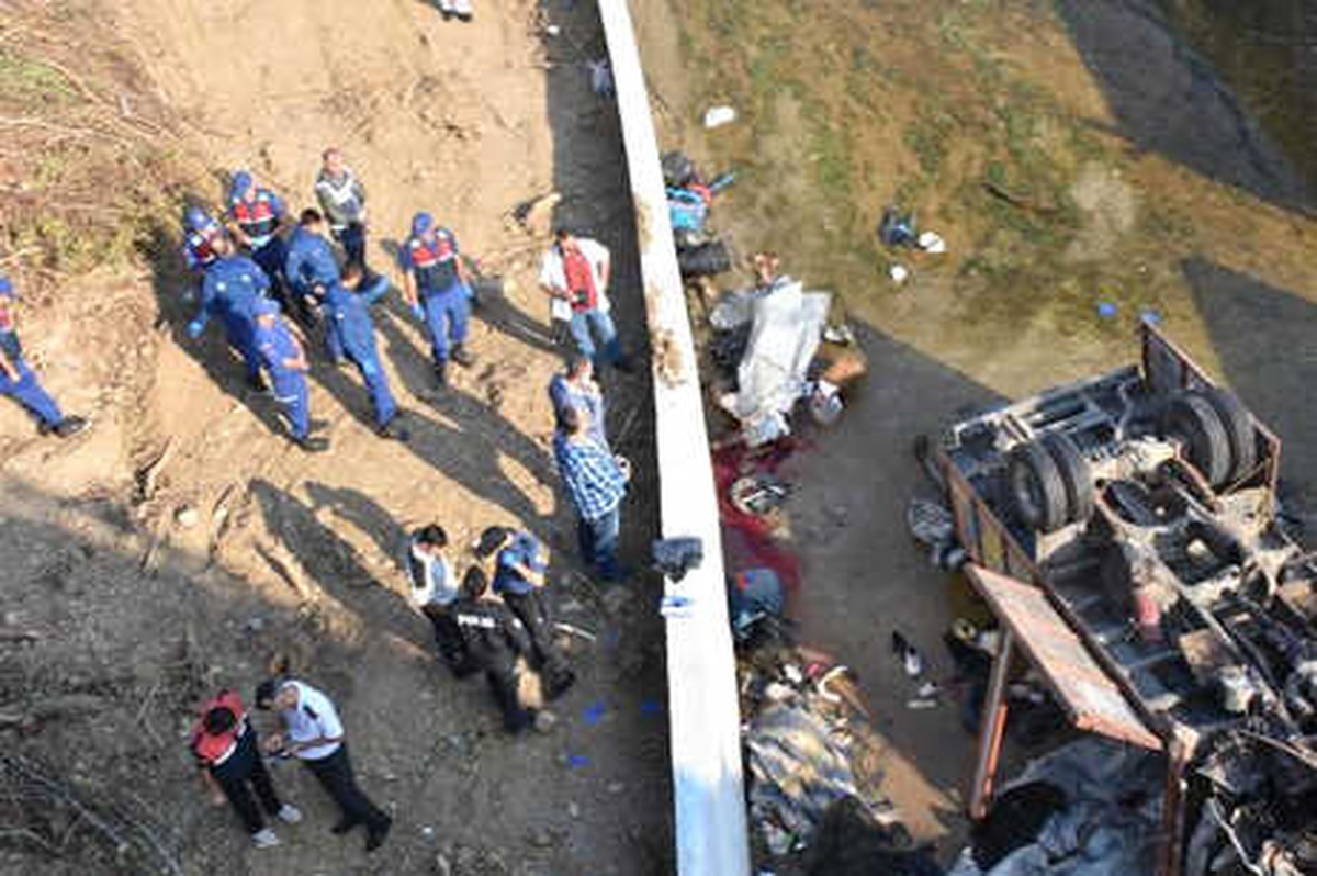 Umuda Yolculuk, İzmir\'de Faciayla Sonuçlandı: 19 Ölü, 5 Yaralı (3)
