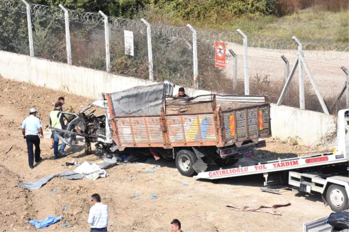 Umuda Yolculuk, İzmir\'de Faciayla Sonuçlandı: 22 Ölü, 13 Yaralı (7)