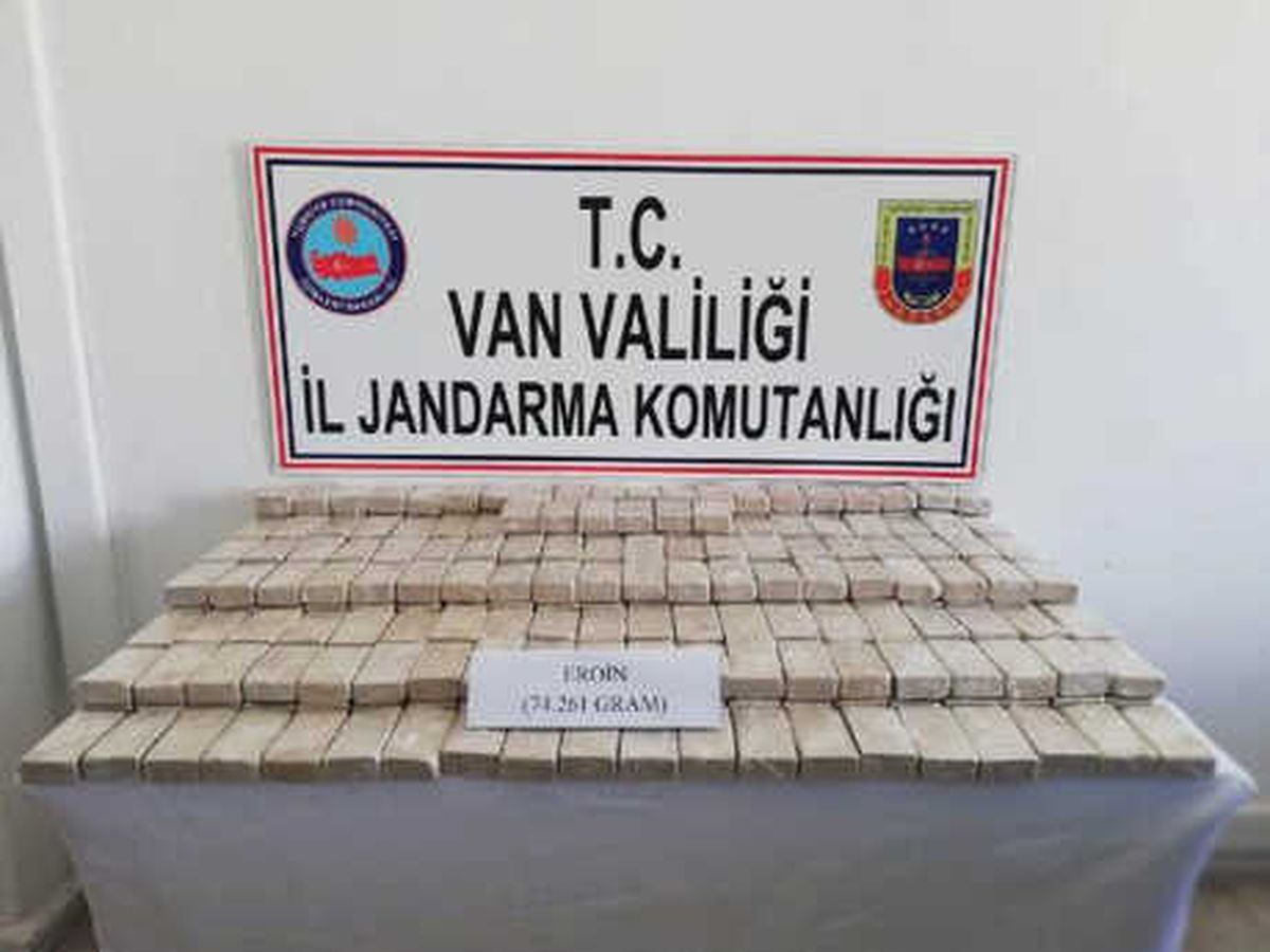 Van\'da Samanların İçindeki Bidonlarda 74 Kilo Eroin Ele Geçirildi