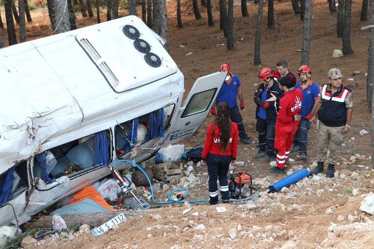 Yolcu Minibüsü Şarampole Uçtu: 1 Ölü, 11 Yaralı