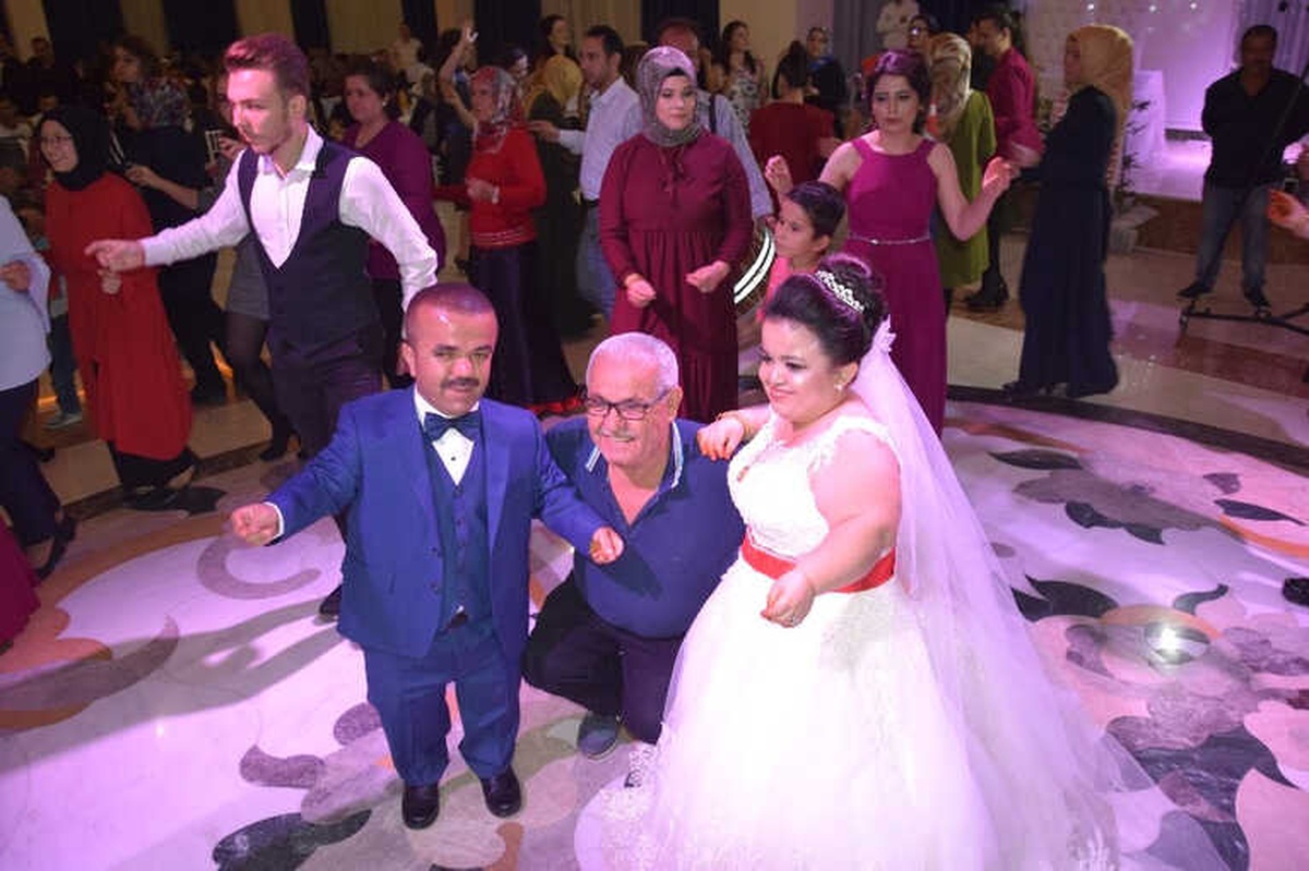 130 Santimlik Damat ve Gelin Dünya Evine Girdi