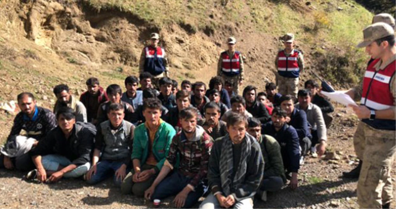 Afganistan Uyruklu 33 Göçmen, \'Burası İstanbul\' Denilerek Artvin\'e Bırakıldı