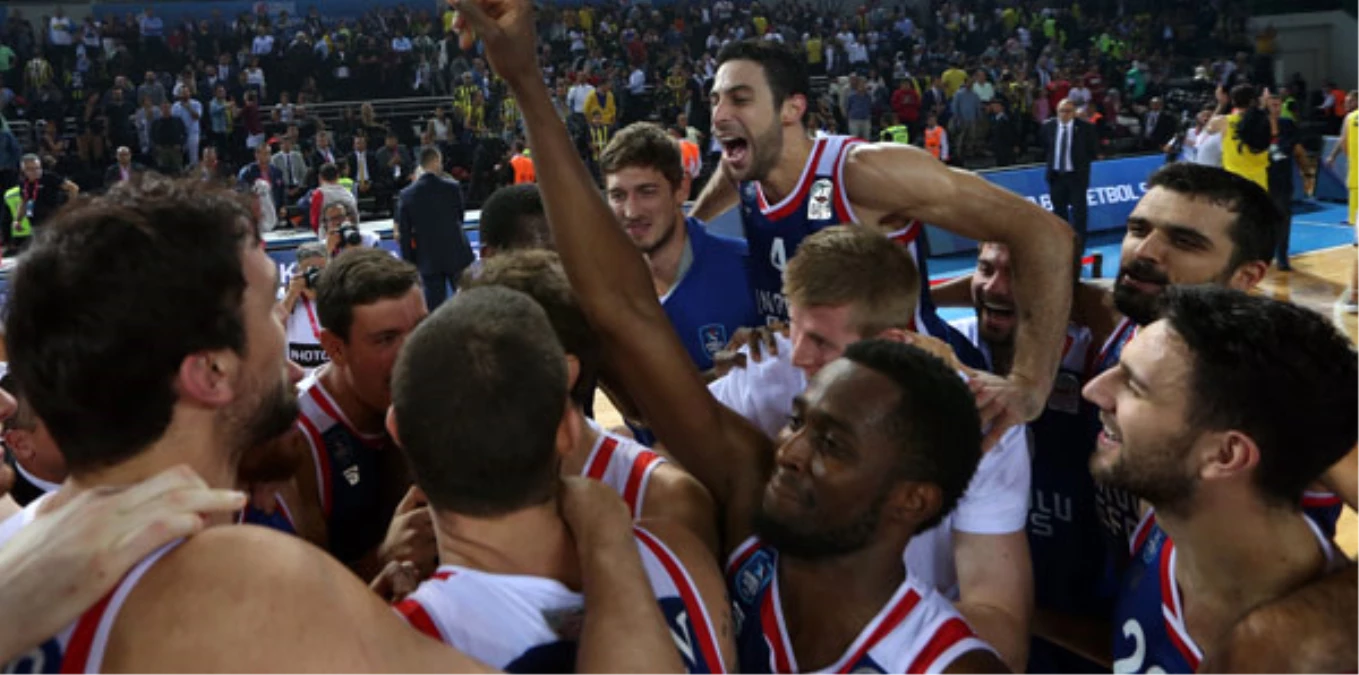 Anadolu Efes Maçı, Pembe Kıyafetle Gelen Kadınlara Ücretsiz