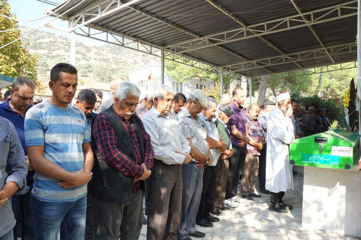Aydın\'da Devenin Öldürdüğü Adam Toprağa Verildi