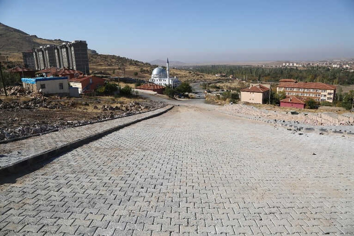 Bahçebaşı Mahallesinde Parke ve Yaya Yolu Çalışması Sürüyor