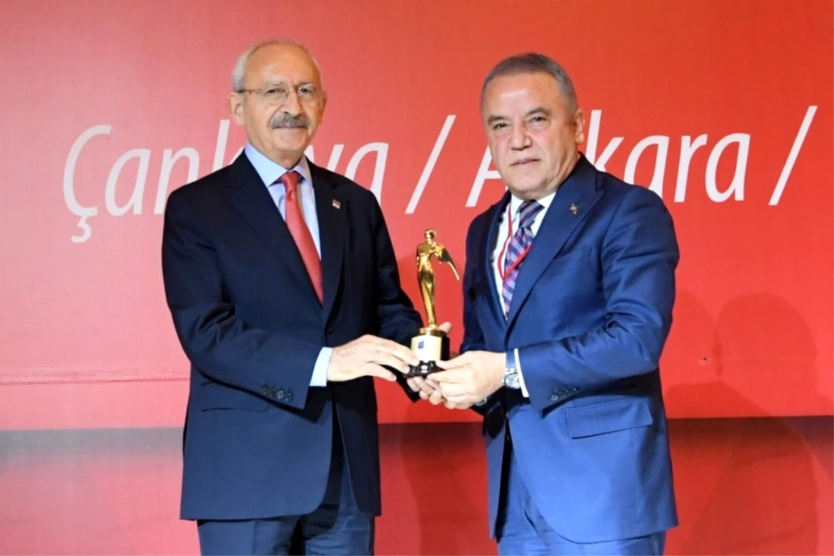 Başkan Böcek Ödülünü Kılıçdaroğlu\'ndan Aldı