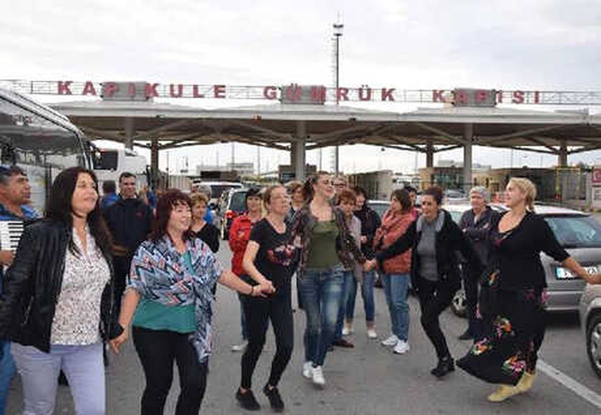 Bulgar Turistlerden Kapıkule\'de Halaylı Bekleyiş