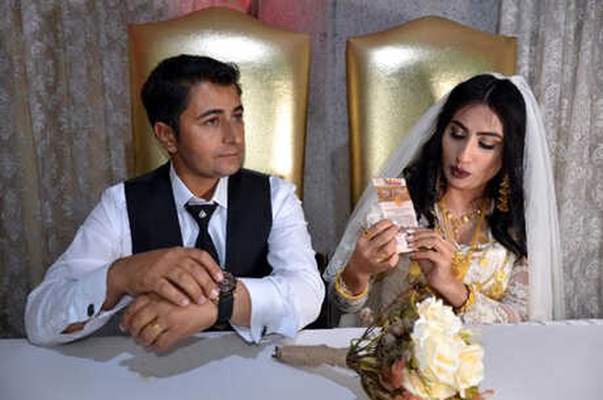 Çevreci Gelin ve Damat Davetlilere Çam ve Çınar Tohumu Dağıttı