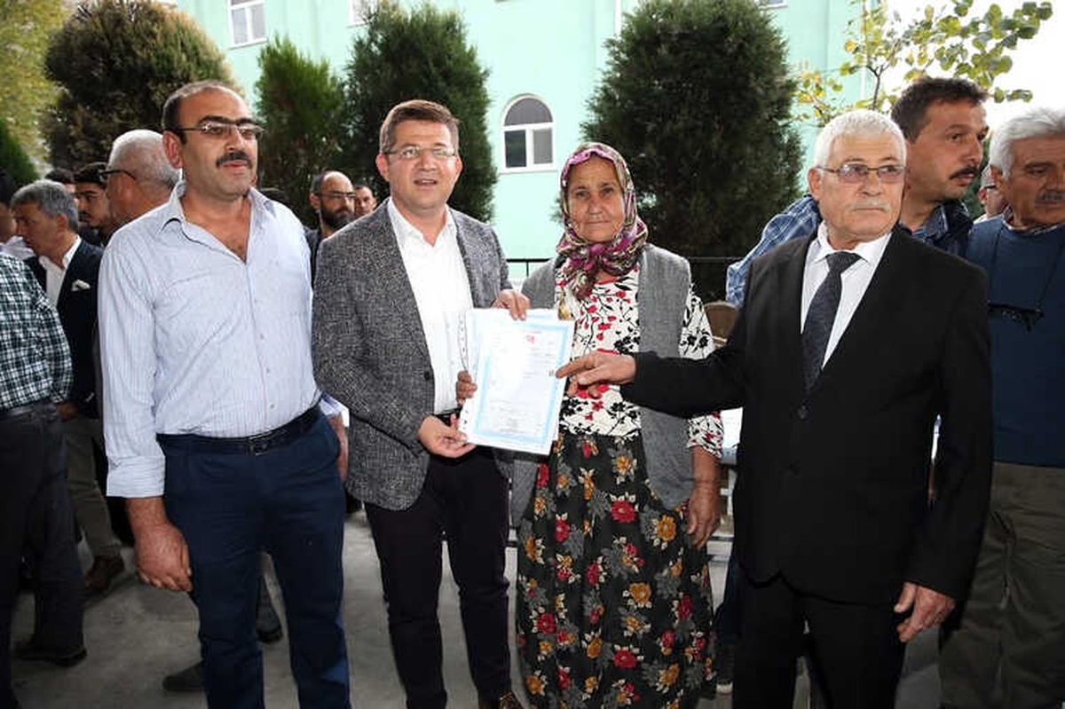 Eskihisar Mahallesi\'nde Vatandaşlar Tapularına Kavuştu