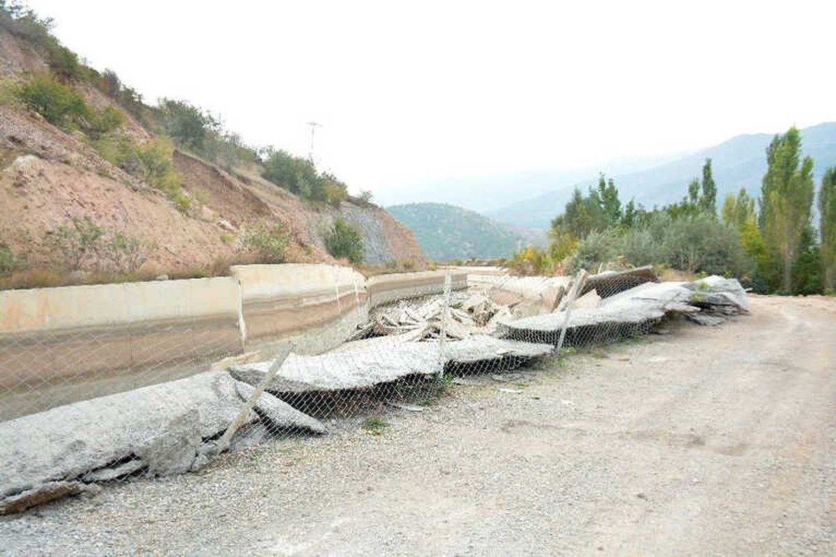 Hes Kanalı Karton Gibi Parçalandı